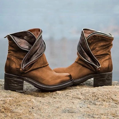 LM | Elegant, fold-over ankle boots with zipper