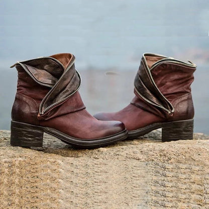 LM | Elegant, fold-over ankle boots with zipper
